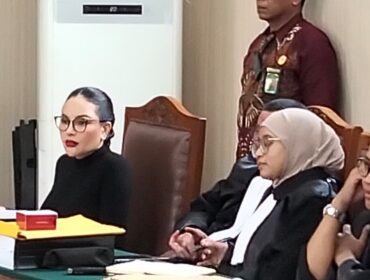 Artis Nikita Mirzani saat menjalani sidang. 
(Foto : Dok.Sirhan /Jejaknarasi.id).
