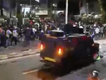 Penampakan Mobil rantis jenis Barakuda saat menabrak seorang driver ojol
(Foto : Ist)
