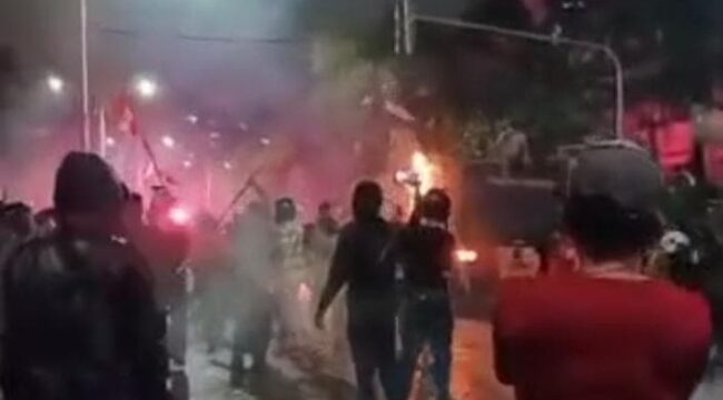 Suasan unjuk rasadi Mako Brimob malam ini. (Foto : Ist)