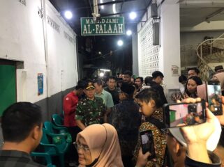 Panglima TNI Jenderal TNI Agus Subiyanto  saat mengunjungi rumah duka Affan Kurniawan korban Tabrak lari mobil rantis  (Foto : Puspen)