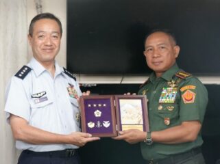 Panglima TNI Jenderal Agus Subiyanto saat menerima cindera mata dari Kepala Staf Gabungan Angkatan Bersenjata Jepang (JSDF), Jenderal Hiroaki Uchikura, di atas kapal perang Jepang JS Osumi. (Foto: Puspen TNI)