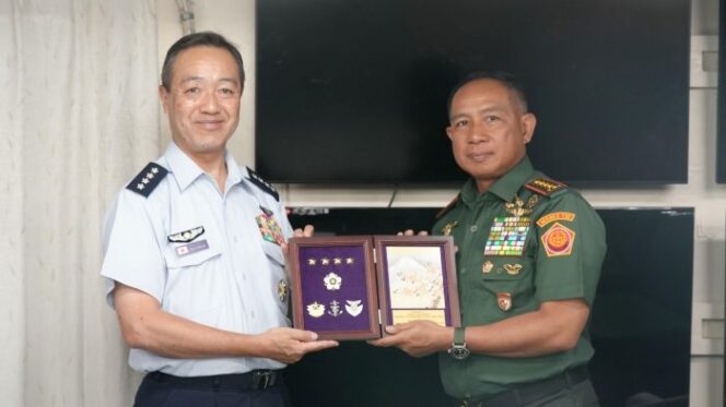 
Panglima TNI Jenderal Agus Subiyanto saat menerima cindera mata dari Kepala Staf Gabungan Angkatan Bersenjata Jepang (JSDF), Jenderal Hiroaki Uchikura, di atas kapal perang Jepang JS Osumi. (Foto: Puspen TNI)