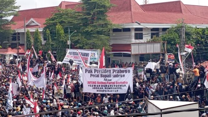 
Aksi unjuk r4asa puluhan ribu masayarakat Pati menuntut Bupati Sudewo Lengser (Foto : Haikal)