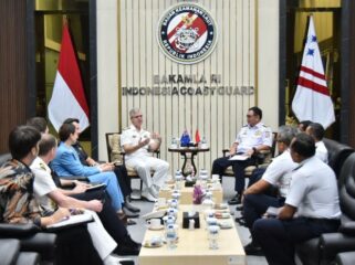 Bakamla RI yang diwakili oleh Sekretaris Utama (Sestama) Bakamla RI Laksda TNI Dr. Samuel Kowaas, M.Sc., CSBA.,saat menerima Courtesy Call Rear Admiral Brett Sonter selaku Komandan Maritime Border Command (MBC) Australia dan beberapa delegasi dari Australian Border Force (ABF) di Mabes Bakamla RI, Jakarta Pusat, Jumat (22/8/2025).. (Foto : Humas Bakamla RI)