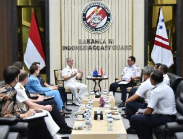 Bakamla RI yang diwakili oleh Sekretaris Utama (Sestama) Bakamla RI Laksda TNI Dr. Samuel Kowaas, M.Sc., CSBA.,saat menerima Courtesy Call Rear Admiral Brett Sonter selaku Komandan Maritime Border Command (MBC) Australia dan beberapa delegasi dari Australian Border Force (ABF) di Mabes Bakamla RI, Jakarta Pusat, Jumat (22/8/2025).. (Foto : Humas Bakamla RI)