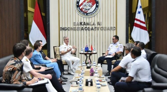 Bakamla RI yang diwakili oleh Sekretaris Utama (Sestama) Bakamla RI Laksda TNI Dr. Samuel Kowaas, M.Sc., CSBA.,saat menerima Courtesy Call Rear Admiral Brett Sonter selaku Komandan Maritime Border Command (MBC) Australia dan beberapa delegasi dari Australian Border Force (ABF) di Mabes Bakamla RI, Jakarta Pusat, Jumat (22/8/2025).. (Foto : Humas Bakamla RI)