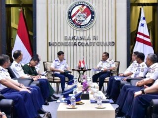  Kepala Bakamla RI Laksdya TNI Dr. Irvansyah, S.H., M.Tr.Opsla.,saat  menerima dengan hangat Courtesy Call dari Commander Vietnam Coast Guard (VCG) Region 3 Major General Ngo Binh Minh beserta delegasi.  (FotoL Humas Bakamla RI)