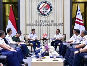 Kepala Bakamla RI Laksdya TNI Dr. Irvansyah, S.H., M.Tr.Opsla.,saat  menerima dengan hangat Courtesy Call dari Commander Vietnam Coast Guard (VCG) Region 3 Major General Ngo Binh Minh beserta delegasi.  (FotoL Humas Bakamla RI)