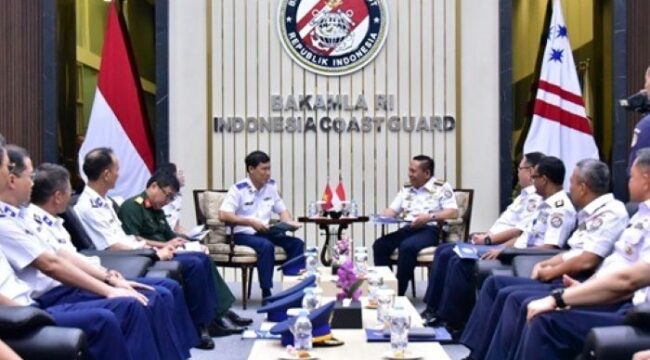  Kepala Bakamla RI Laksdya TNI Dr. Irvansyah, S.H., M.Tr.Opsla.,saat  menerima dengan hangat Courtesy Call dari Commander Vietnam Coast Guard (VCG) Region 3 Major General Ngo Binh Minh beserta delegasi.  (FotoL Humas Bakamla RI)