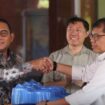 Wali Kota Arifin saat menerima bantuan 100 Toilet Tanki Septik (Foto : Kominfotik Pemkot Jakpus)