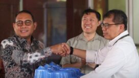 Wali Kota Arifin saat menerima bantuan 100 Toilet Tanki Septik (Foto : Kominfotik Pemkot Jakpus)