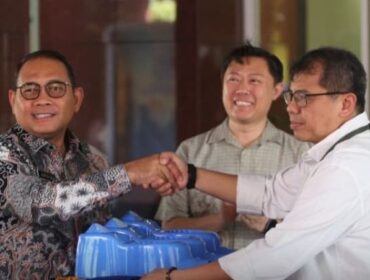 Wali Kota Arifin saat menerima bantuan 100 Toilet Tanki Septik (Foto : Kominfotik Pemkot Jakpus)