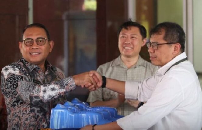
Wali Kota Arifin saat menerima bantuan 100 Toilet Tanki Septik (Foto : Kominfotik Pemkot Jakpus)