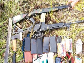Barang Bukti yang diamankan TNI milik anggota OPM yang tewas. (Foto : Puspen TNI)