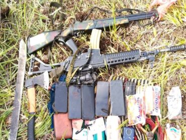 Barang Bukti yang diamankan TNI milik anggota OPM yang tewas. (Foto : Puspen TNI)