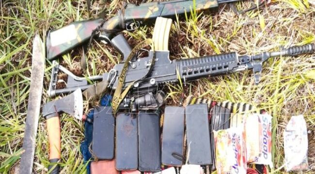 Barang Bukti yang diamankan TNI milik anggota OPM yang tewas. (Foto : Puspen TNI)