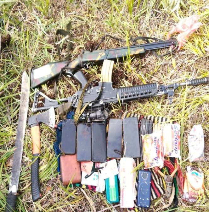 
Barang Bukti yang diamankan TNI milik anggota OPM yang tewas. (Foto : Puspen TNI)