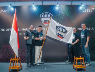 Chief Operating Officer BAIC Indonesia Dhani Yahya. (Kiri)
saat  meresmikan  BAIC Off Road Vehicle Club indonesia . (Foto: Ist)