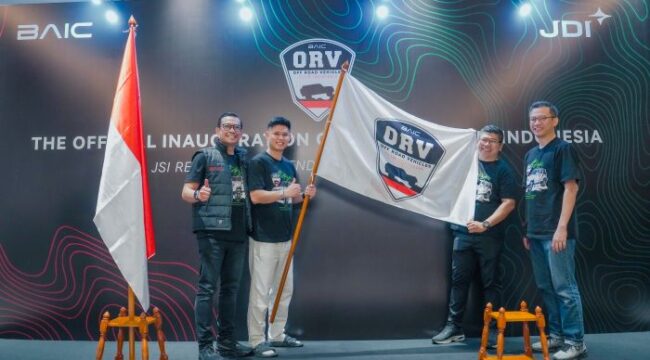 Chief Operating Officer BAIC Indonesia Dhani Yahya. (Kiri)
saat  meresmikan  BAIC Off Road Vehicle Club indonesia . (Foto: Ist)