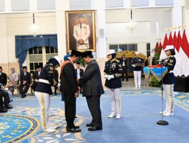Menteri Sosial Republik Indonesia Saifullah Yusuf (Gus Ipul) saat menerima anugerah tanda kehormatan Bintang Mahaputera Adipurna dari Presiden RI Prabowo Subianto.. (Foto : Humas Kemensos)