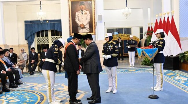 Menteri Sosial Republik Indonesia Saifullah Yusuf (Gus Ipul) saat menerima anugerah tanda kehormatan Bintang Mahaputera Adipurna dari Presiden RI Prabowo Subianto.. (Foto : Humas Kemensos)