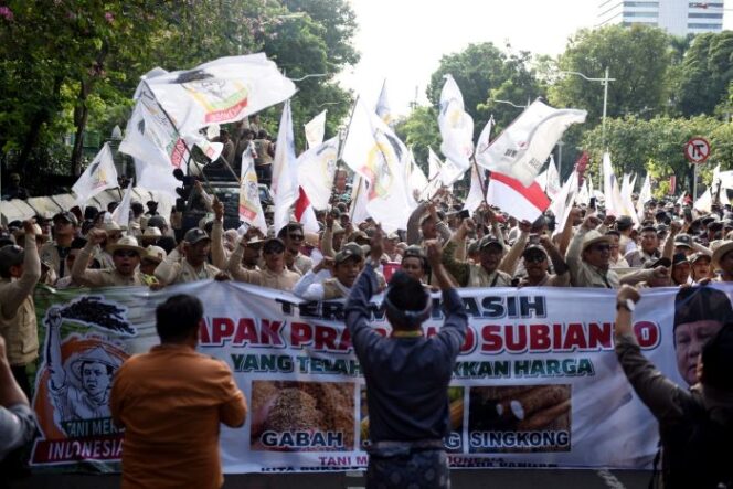 
					 Ribuan buruh turun ke jalan untuk melakukan unjuk rasa 
(Foto :Ist)
