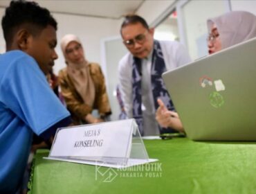 Wali Kota Jakarta Pusat Arifin saat meninjau langsung Kegiatan cek kesehatan Gratis. ( Foto : Kominfotik Pemkot Jakpus)