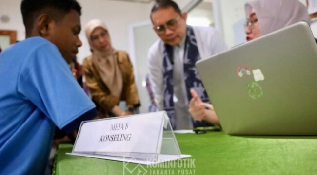 Wali Kota Jakarta Pusat Arifin saat meninjau langsung Kegiatan cek kesehatan Gratis. ( Foto : Kominfotik Pemkot Jakpus)