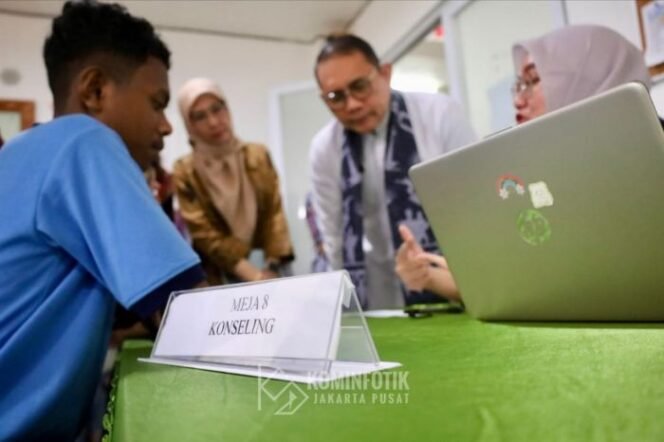 Wali Kota Jakarta Pusat Arifin saat meninjau langsung Kegiatan cek kesehatan Gratis. ( Foto : Kominfotik Pemkot Jakpus)