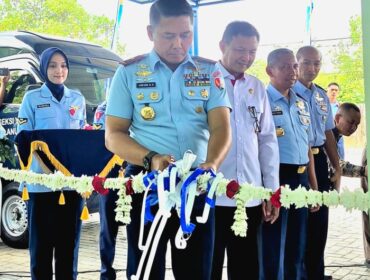 Komandan Lanud Sultan Hasanuddin Marsma TNI Arifaini Nur Dwiyanto, M.Han  saat menggunting pita      