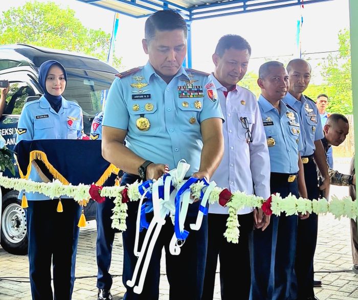 Komandan Lanud Sultan Hasanuddin Marsma TNI Arifaini Nur Dwiyanto, M.Han  saat menggunting pita      