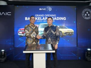 Chief Operating Officer BAIC Indonesia Dhani Yahya bersama dengan  Willie Kurniady, Pemilik Dealer Deta Group usai meresmikan dealar BAIC Indonesia Ke 13 di Kelapa Gading . (Foto : Ist)