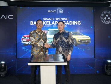 Chief Operating Officer BAIC Indonesia Dhani Yahya bersama dengan  Willie Kurniady, Pemilik Dealer Deta Group usai meresmikan dealar BAIC Indonesia Ke 13 di Kelapa Gading . (Foto : Ist)