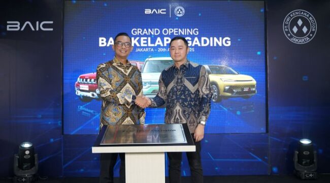 Chief Operating Officer BAIC Indonesia Dhani Yahya bersama dengan  Willie Kurniady, Pemilik Dealer Deta Group usai meresmikan dealar BAIC Indonesia Ke 13 di Kelapa Gading . (Foto : Ist)
