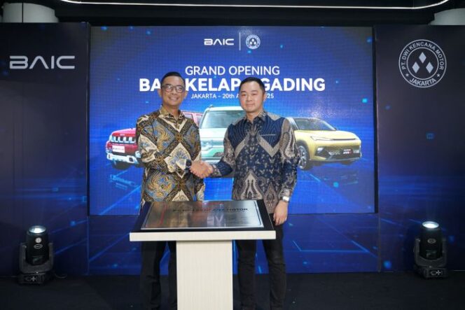 
Chief Operating Officer BAIC Indonesia Dhani Yahya bersama dengan  Willie Kurniady, Pemilik Dealer Deta Group usai meresmikan dealar BAIC Indonesia Ke 13 di Kelapa Gading . (Foto : Ist)