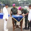  Panglima Korps Marinir Letnan Jenderal TNI (Mar) Dr. Endi Supardi, S.E. mendampingi Gubernur Jabar Dedi Mulyadi saat menyaksikan penandatanganan kerjasama . (Foto : Div Humas Korps Marininr).