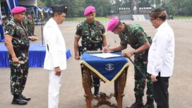  Panglima Korps Marinir Letnan Jenderal TNI (Mar) Dr. Endi Supardi, S.E. mendampingi Gubernur Jabar Dedi Mulyadi saat menyaksikan penandatanganan kerjasama . (Foto : Div Humas Korps Marininr).