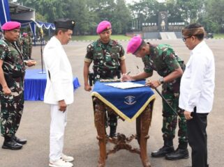  Panglima Korps Marinir Letnan Jenderal TNI (Mar) Dr. Endi Supardi, S.E. mendampingi Gubernur Jabar Dedi Mulyadi saat menyaksikan penandatanganan kerjasama . (Foto : Div Humas Korps Marininr).