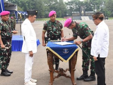  Panglima Korps Marinir Letnan Jenderal TNI (Mar) Dr. Endi Supardi, S.E. mendampingi Gubernur Jabar Dedi Mulyadi saat menyaksikan penandatanganan kerjasama . (Foto : Div Humas Korps Marininr).