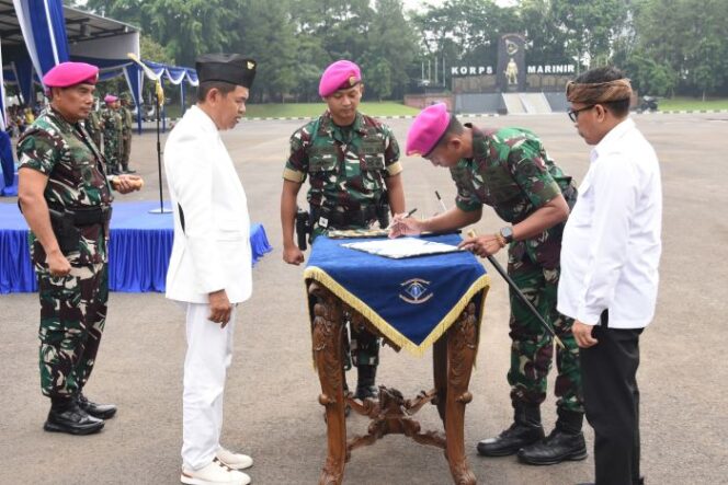 
Panglima Korps Marinir Letnan Jenderal TNI (Mar) Dr. Endi Supardi, S.E. mendampingi Gubernur Jabar Dedi Mulyadi saat menyaksikan penandatanganan kerjasama . (Foto : Div Humas Korps Marininr).