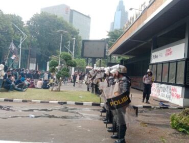 Petugas kepolisian dengan atribut lengkap saat mengamankan jalannya aksi demo 25 Agustus (Foto : Eki Baehaki/Jejaknarasi.id)