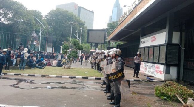 Petugas kepolisian dengan atribut lengkap saat mengamankan jalannya aksi demo 25 Agustus (Foto : Eki Baehaki/Jejaknarasi.id)