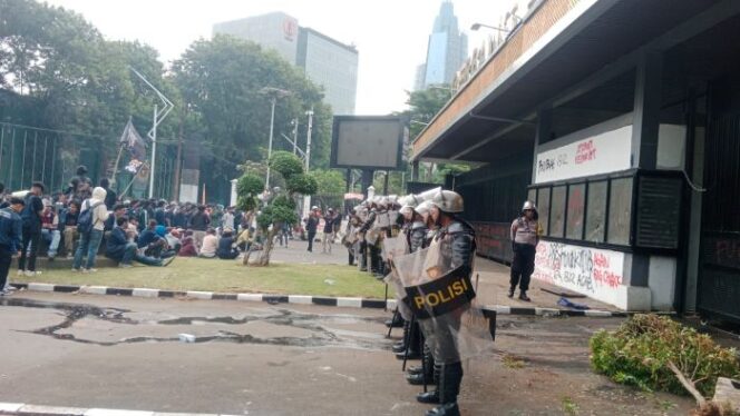 
Petugas kepolisian dengan atribut lengkap saat mengamankan jalannya aksi demo 25 Agustus (Foto : Eki Baehaki/Jejaknarasi.id)