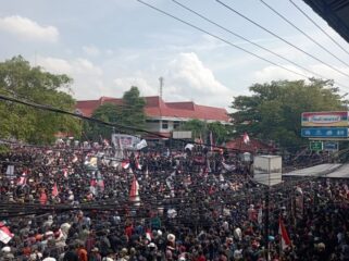 Puluhan Ribu Warga Pati saat turun ke jalan menuntut Bupati Sudewo Lengser dari Jabatannya. (Foto : Haikal)