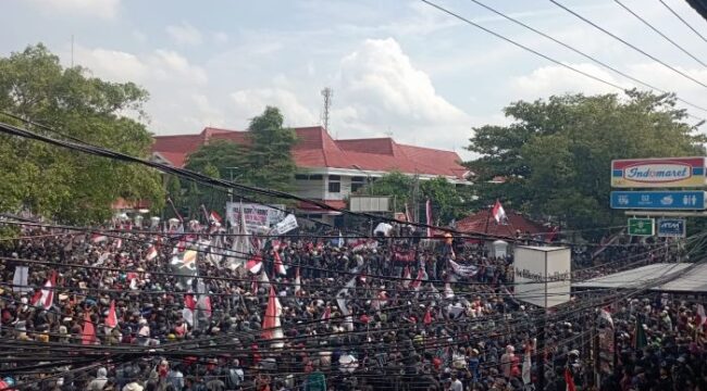 Puluhan Ribu Warga Pati saat turun ke jalan menuntut Bupati Sudewo Lengser dari Jabatannya. (Foto : Haikal)