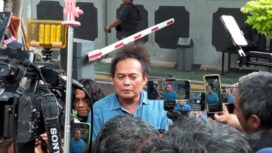 Kuasa hukum Fariz RM Deolipa Yumara saat memebrikan keterangan kepada awak media usai sidang lanjutan kasus dugaan penyalahgunaan narkotika di Pengadilan Jakarta Selatan. (Foto : Sirhan/jJejaknarasi,id)
