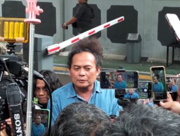 Kuasa hukum Fariz RM Deolipa Yumara saat memebrikan keterangan kepada awak media usai sidang lanjutan kasus dugaan penyalahgunaan narkotika di Pengadilan Jakarta Selatan. (Foto : Sirhan/jJejaknarasi,id)