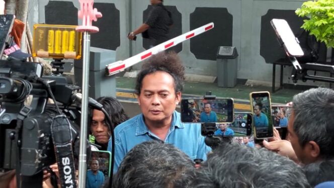 
Kuasa hukum Fariz RM Deolipa Yumara saat memebrikan keterangan kepada awak media usai sidang lanjutan kasus dugaan penyalahgunaan narkotika di Pengadilan Jakarta Selatan. (Foto : Sirhan/jJejaknarasi,id)