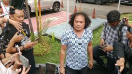 Kuasa Hukum Fariz RM, Deolipa Yumara saat memberikan keterangan kepada awak media di Pengadilan Negeri Jakarta Selatan (Foto : Sirhan )