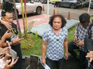 Kuasa Hukum Fariz RM, Deolipa Yumara saat memberikan keterangan kepada awak media di Pengadilan Negeri Jakarta Selatan (Foto : Sirhan )